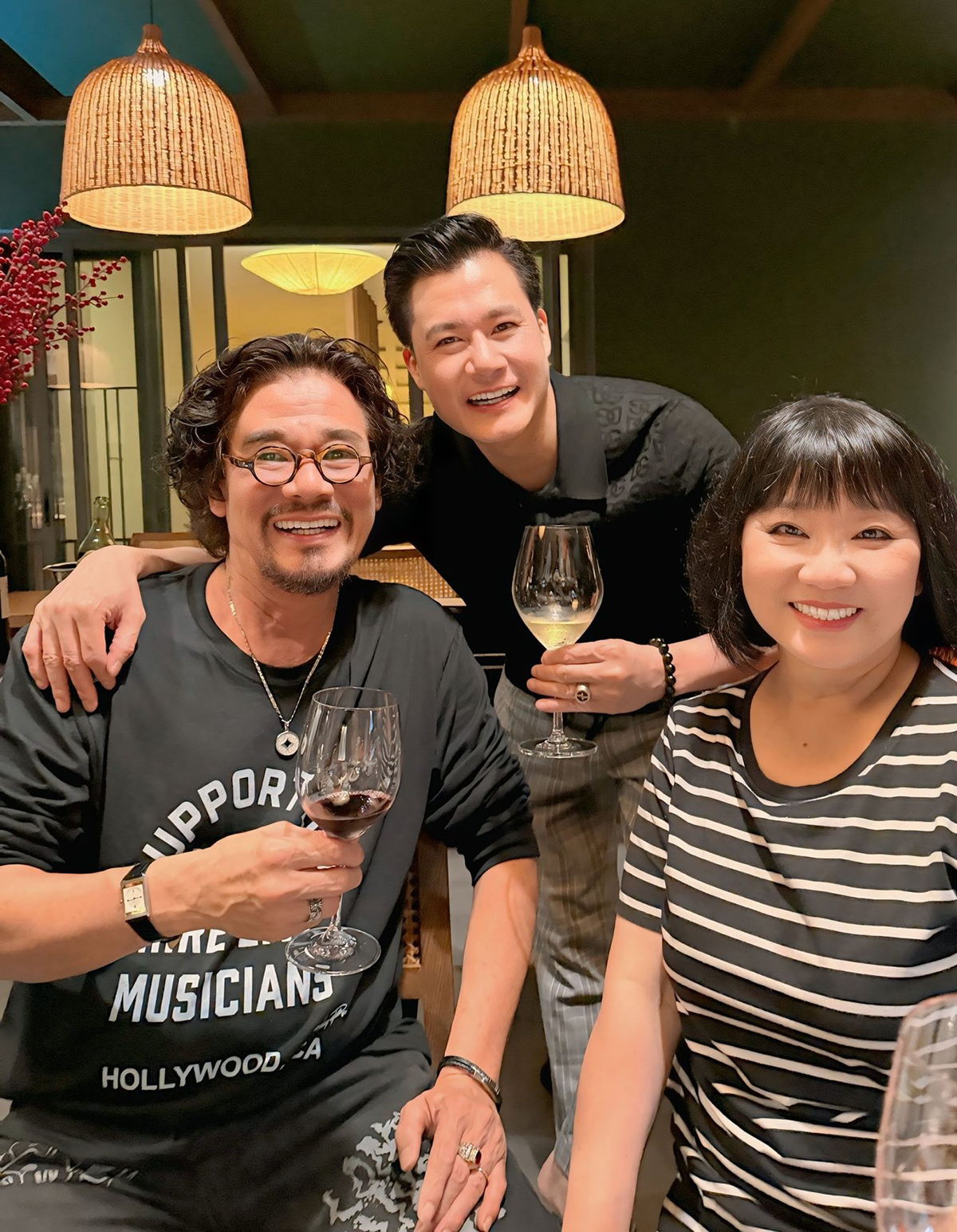 Nhân dịp sinh nhật nghệ sĩ
Khắc Triệu, Quang Dũng mời vợ chồng tay trống tới nhà anh chơi và
tụ họp, đón tuổi mới bên bạn bè, hôm 17/1.