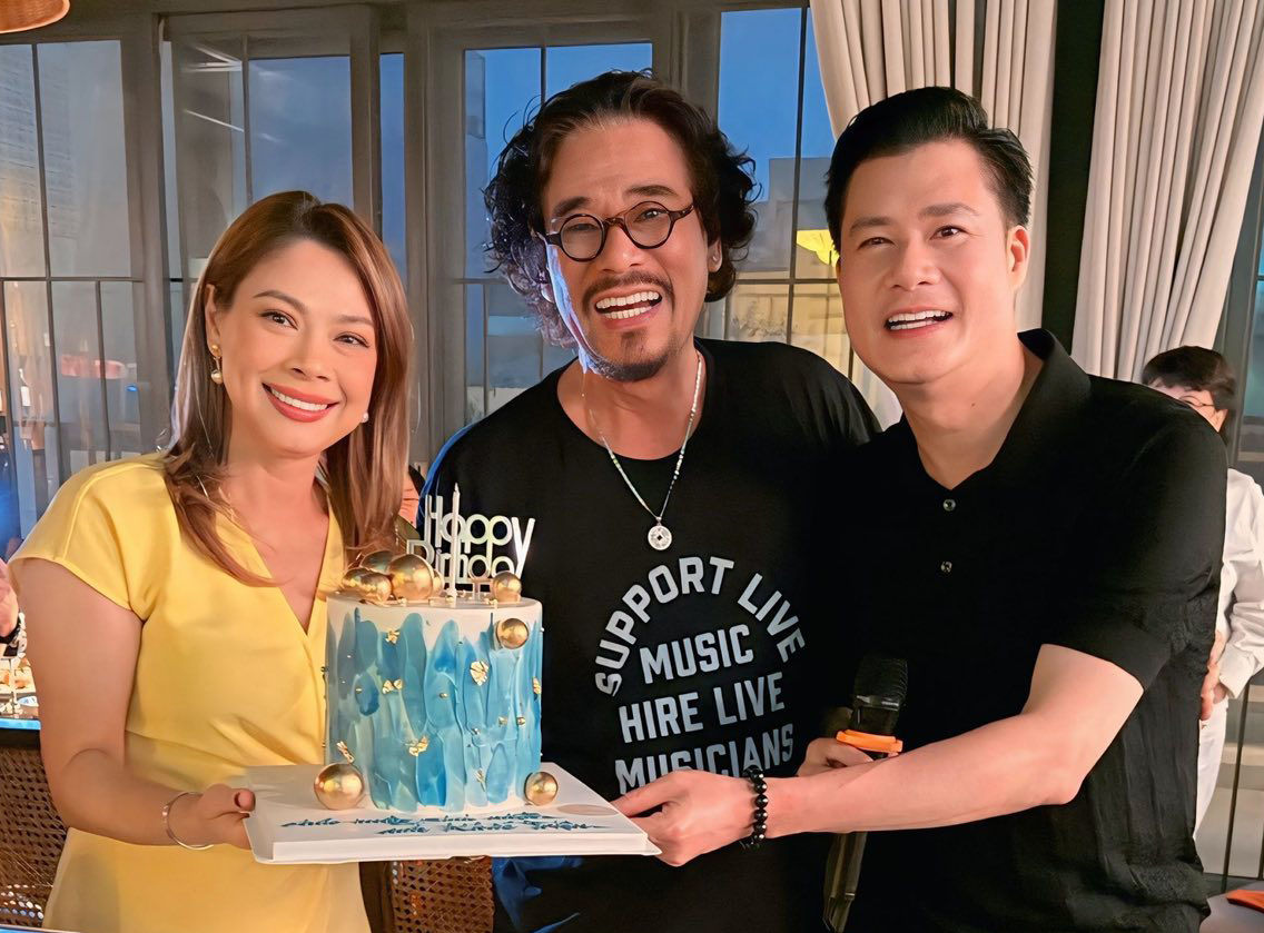 Quang Dũng chu đáo chuẩn bị
bánh kem, làm tiệc sinh nhật cho đàn anh. Thanh Thảo cùng một số
nghệ sĩ, doanh nhân đến chung vui.