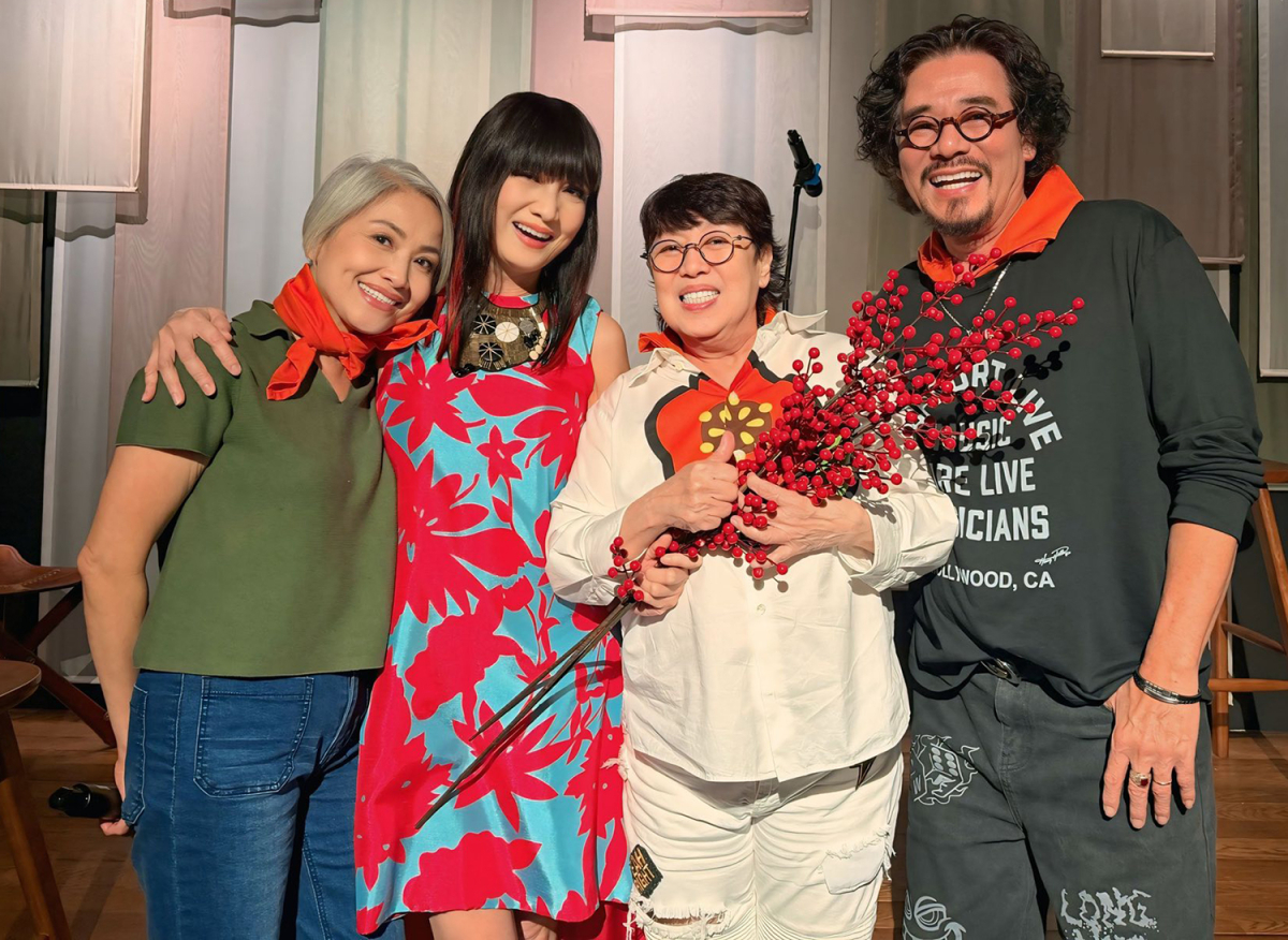 Biệt thự có ba tầng lầu, tầng
trên cùng rộng rãi được Quang Dũng dành làm phòng tiệc kiêm sân
khấu nhạc sống để anh thỉnh thoảng chill cùng gia đình, bạn bè.
Trong đêm tiệc, diễn viên Hiền Mai ngẫu hứng thể hiện ca khúc
Triệu đóa hồng bằng tiếng Nga, ôn kỷ niệm thuở còn du học ở xứ
bạch dương.