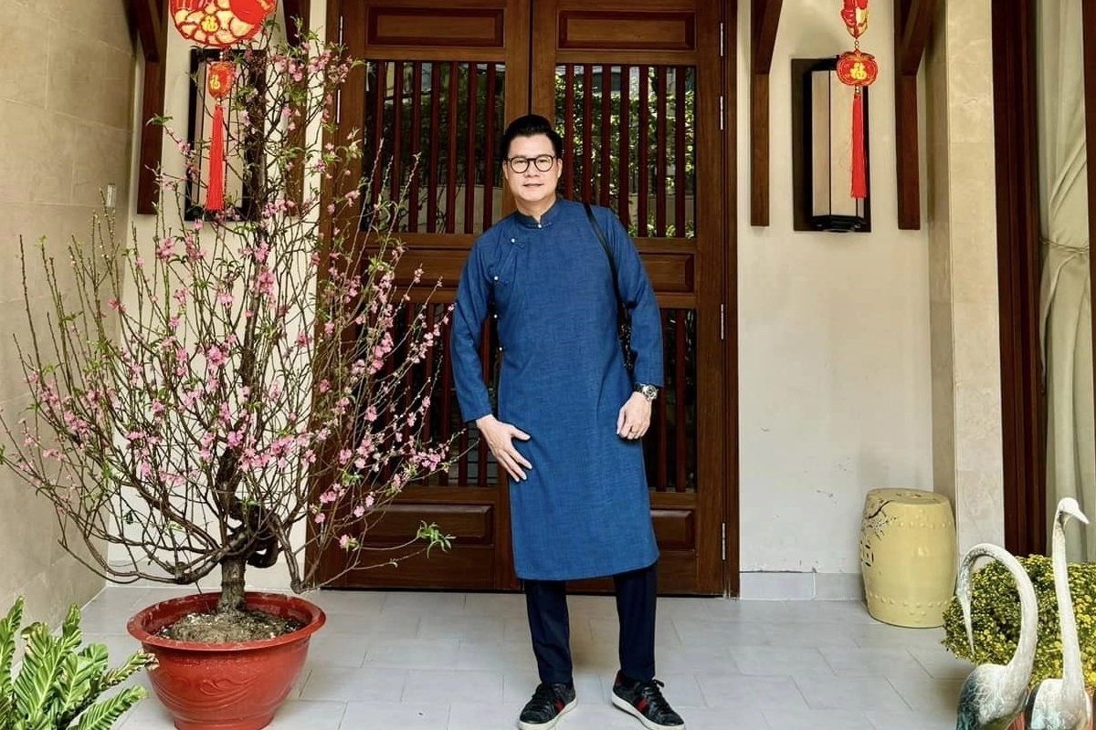 Quang Dũng chụp ảnh trước
biệt thự ở phường Phú Nhuận, TP HCM Tết 2024. Giọng ca 50 tuổi hiện
độc thân, có cuộc sống đủ đầy, thoải mái.