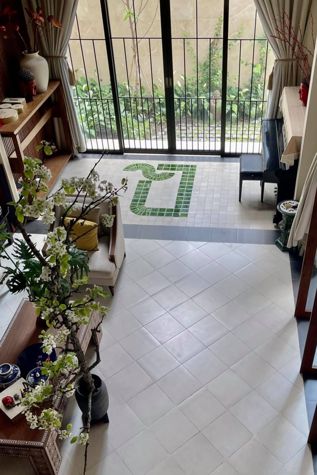 Chi tiết về không gian căn
biệt thự độc đáo của Quang Dũng: Không gian phòng khách rộng rãi,
xung quanh bao phủ bằng cây xanh, hồ nước. Hai cửa ra vào khắc họ
tên, ngày tháng năm sinh của Quang Dũng bằng tiếng Ai Cập.