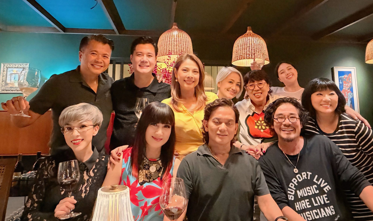 Vợ chồng Hiền Mai và các
khách mời chụp ảnh với chủ nhân căn biệt thự.