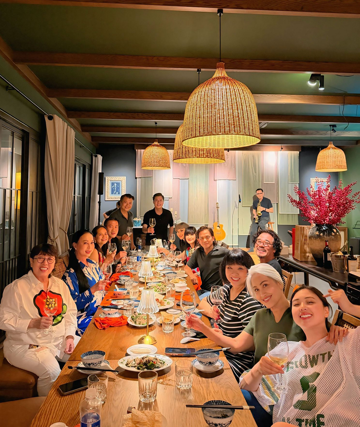 Quang Dũng hiếu khách, nhiệt
tình, dễ thương. Chúng tôi đã có một buổi tối vui hết cỡ trong căn
nhà đẹp với đồ ăn ngon, không khí thân tình, ấm áp, Thanh Thảo
nói.