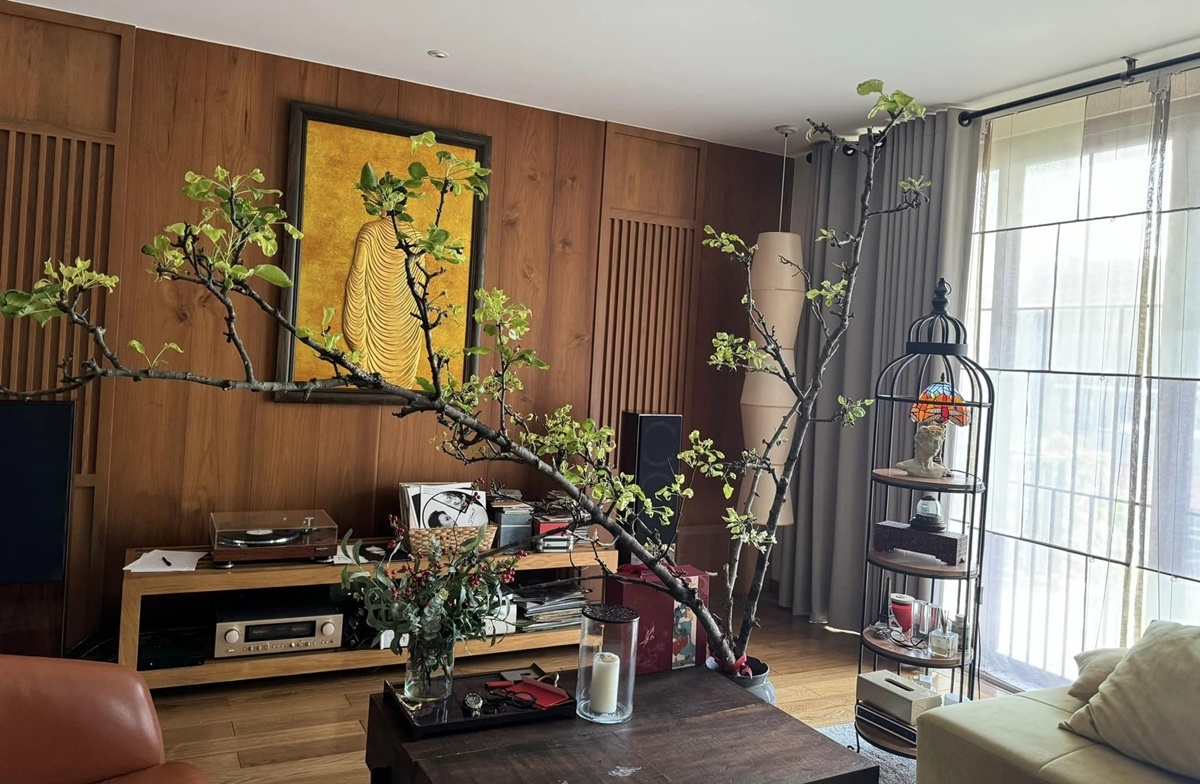 Quang Dũng trưng nhiều món
decor hình Phật được anh dày công sưu tập. Ca sĩ nói đến hôm nay,
khi trưởng thành và có thành công nhất định, anh vẫn khắt khe với
bản thân, luôn dặn lòng hướng thiện.