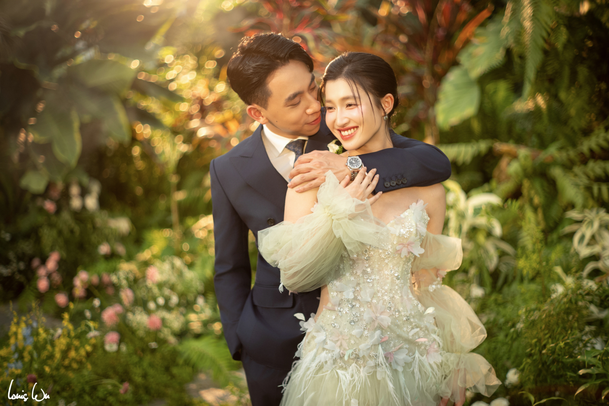 Á hậu Phương Nhi và chồng đèo nhau trên xe đạp trong ảnh cưới - 5