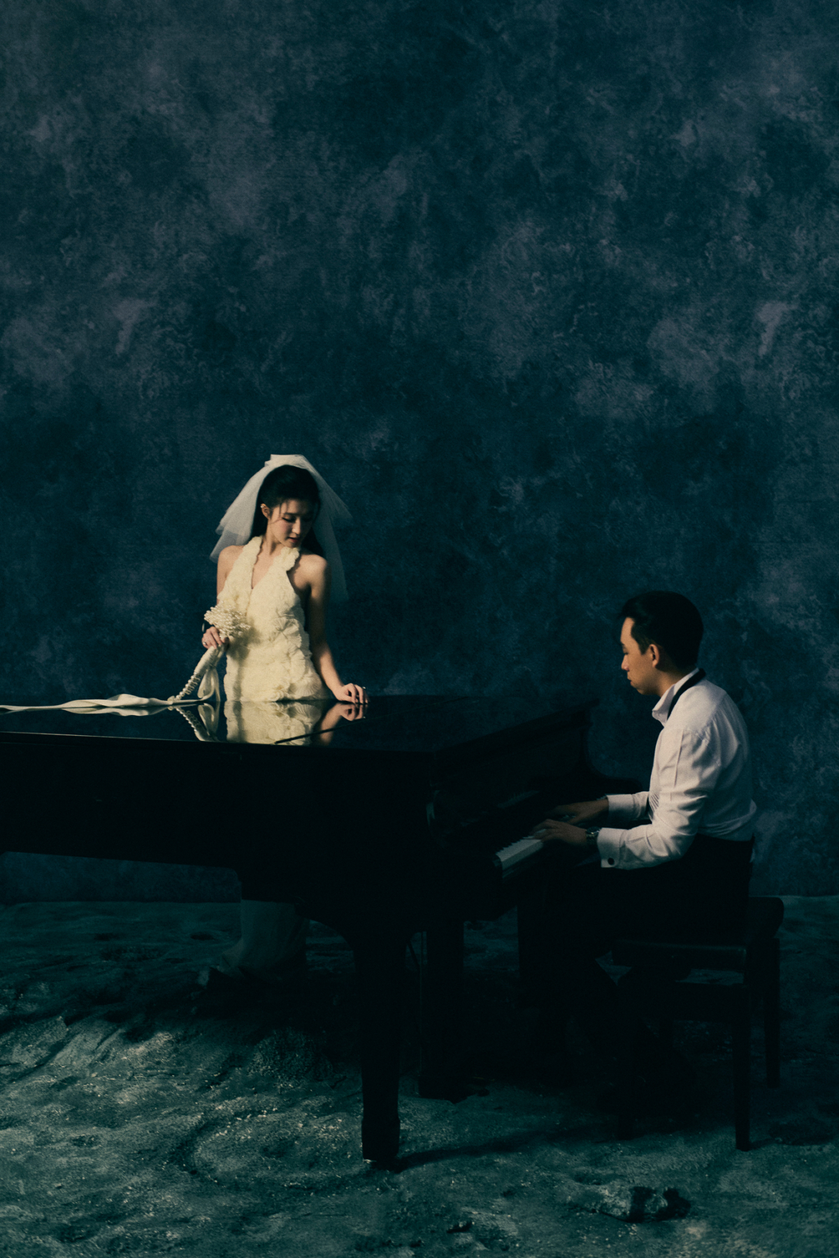 Á hậu Phương Nhi và chồng đèo nhau trên xe đạp trong ảnh cưới - 3