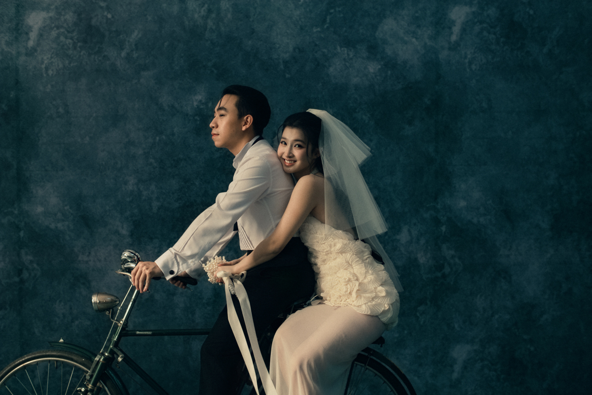 Á hậu Phương Nhi và chồng đèo nhau trên xe đạp trong ảnh cưới - 4