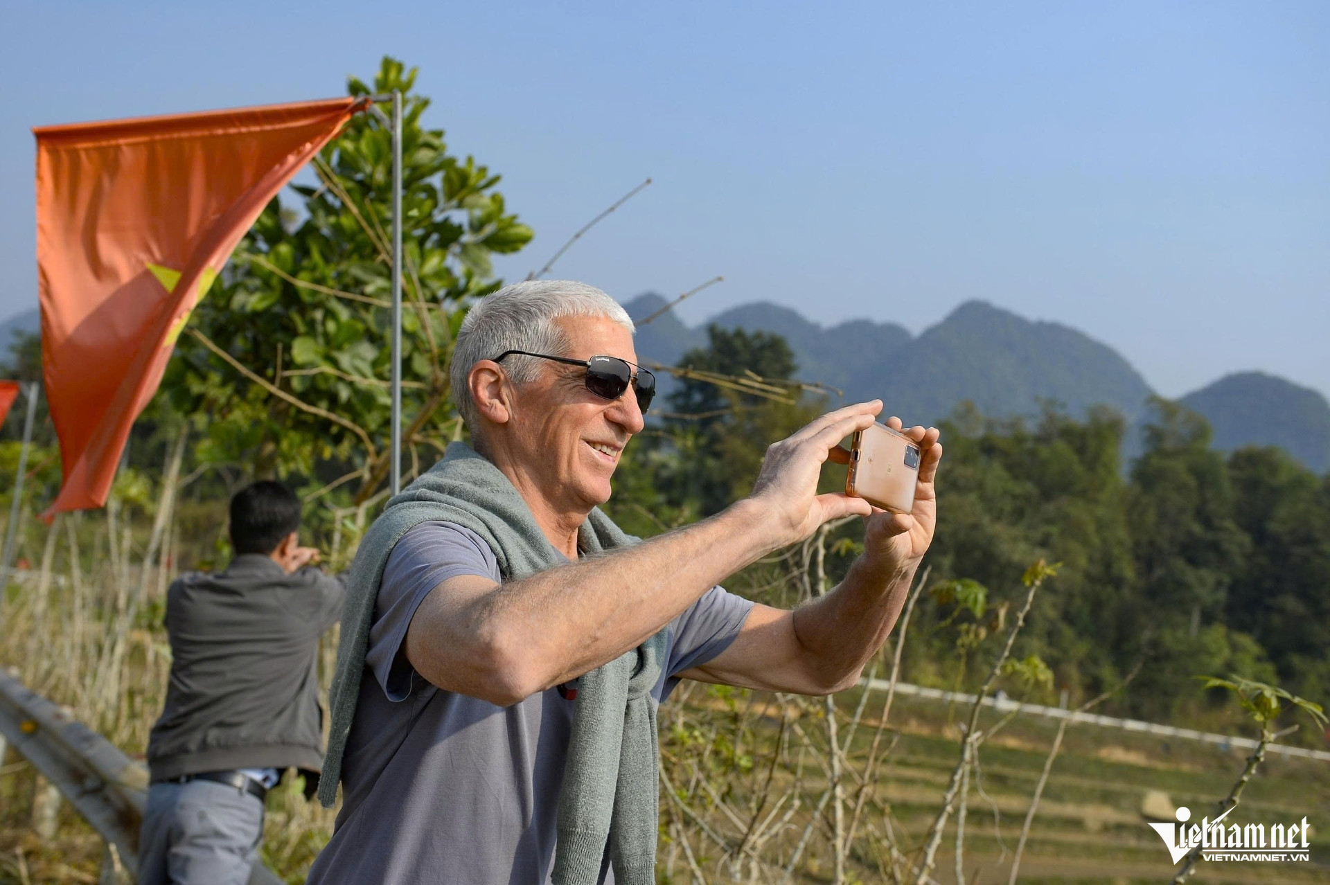 Du Khách Thích Thú Check-In Ruộng Bậc Thang Mùa Nước Đổ. Ảnh: Lê Dương