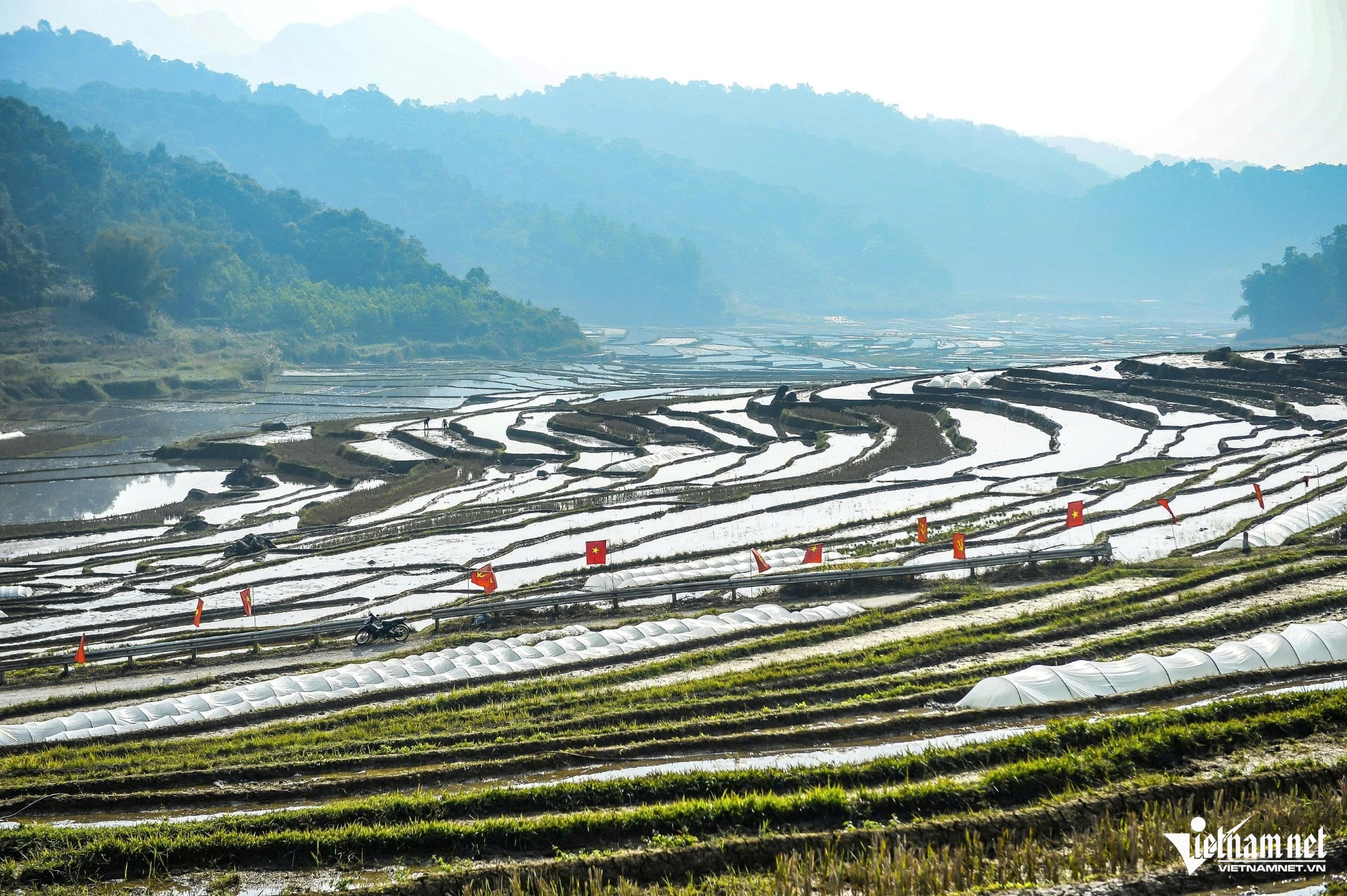 Từ Trên Cao Nhìn Xuống, Các Thửa Ruộng Uốn Lượn Mềm Mại Theo Triền Núi Tạo Nên Khung Cảnh Vừa Hùng Vĩ, Vừa Thơ Mộng. Ảnh: Lê Dương