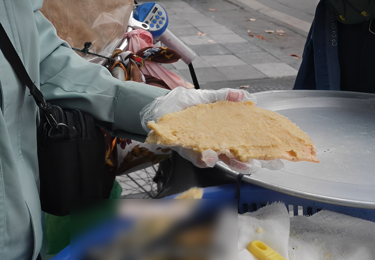 Bánh đa kê có lớp vỏ giòn và bên trong là hạt kê chín mềm, đỗ xanh bở bùi