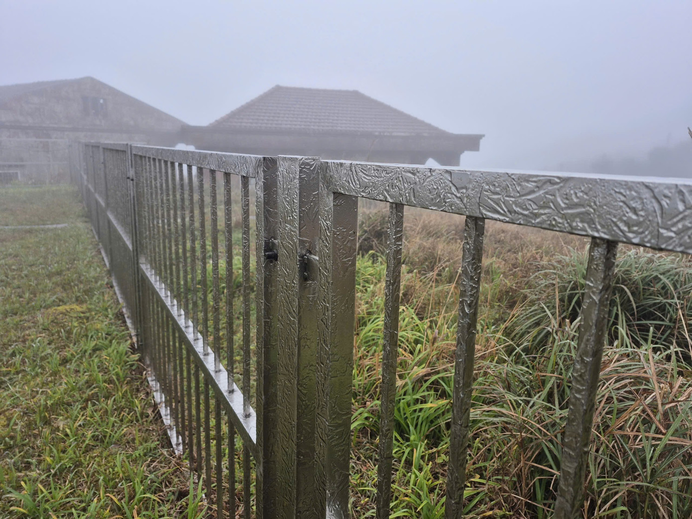 Ngày 22/1, Đài Khí tượng Thủy văn tỉnh Lạng Sơn thông tin, trong 24 giờ qua, thời tiết tỉnh Lạng Sơn nhiều mây, có mưa nhỏ rải rác, gió đông bắc cấp 2, trời rét hại.