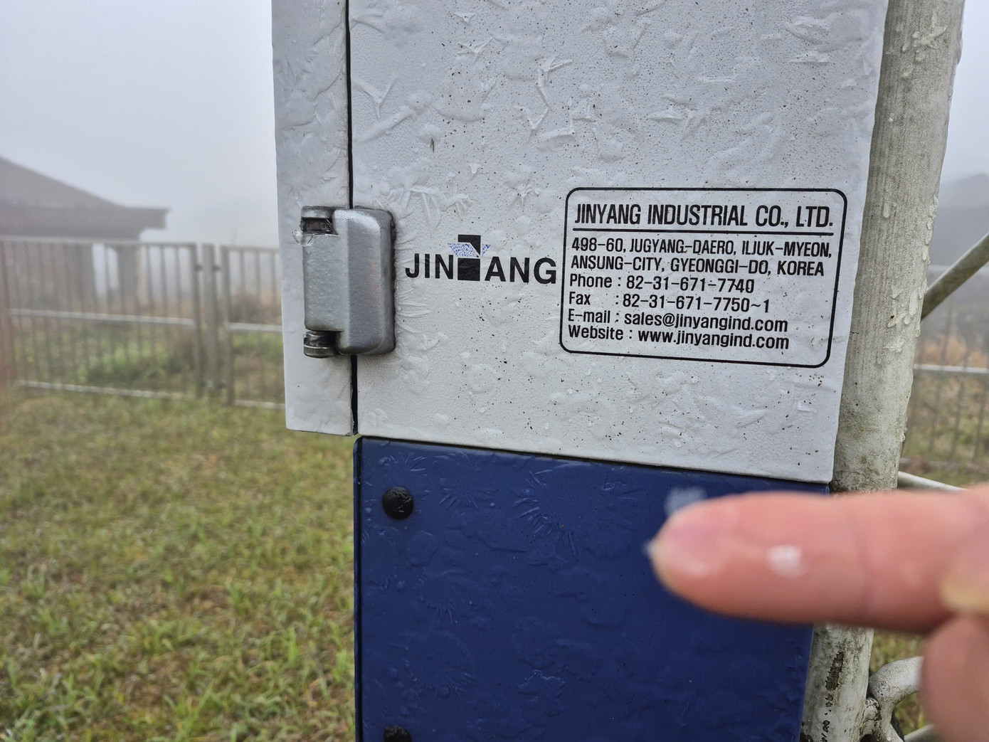 Tại đỉnh Mẫu Sơn, ông Hoàng Quốc Huy, Trạm trưởng Trạm Khí tượng Mẫu Sơn cho biết nhiệt độ thấp nhất đo được lúc 8h sáng nay tại đây chỉ còn 0,1 độ C, mức rất thấp trong đợt không khí lạnh tăng cường lần này.