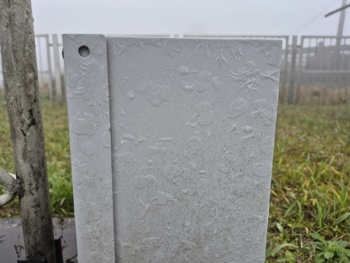 Do nhiệt độ xuống thấp, kèm mưa và sương mù, khu vực này xuất hiện lớp băng mỏng từ khoảng 5h cùng ngày và có xu hướng dày lên, bao phủ hàng rào tại đỉnh Mẫu Sơn và các thiết bị quan trắc thời tiết.