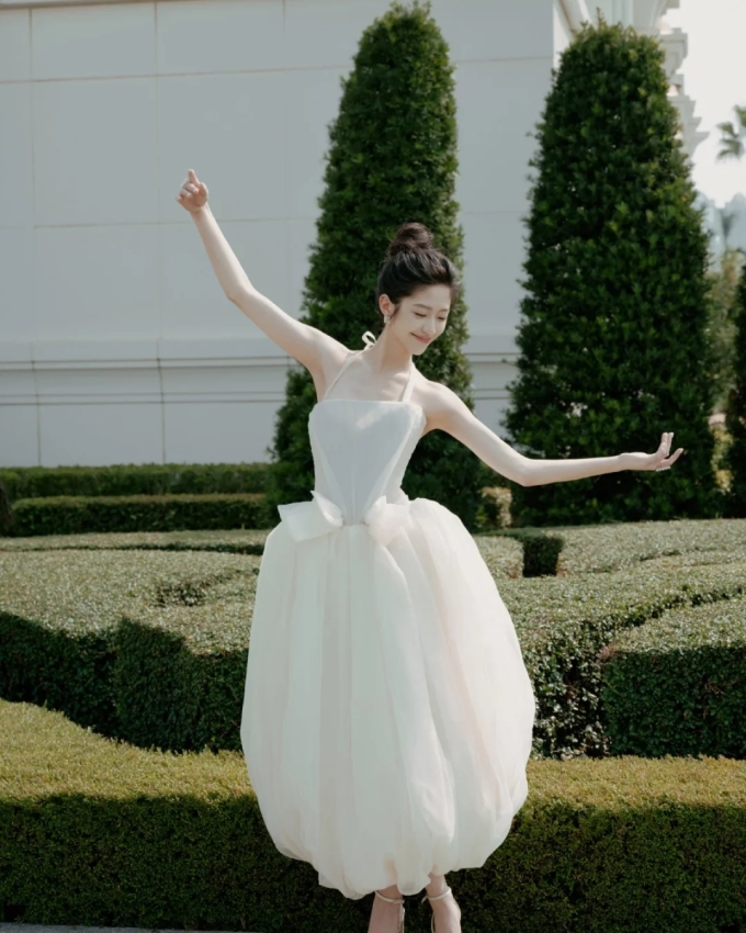 Nữ diễn viên sinh năm 2002 giữ dáng bằng cách tập pilates hàng ngày.