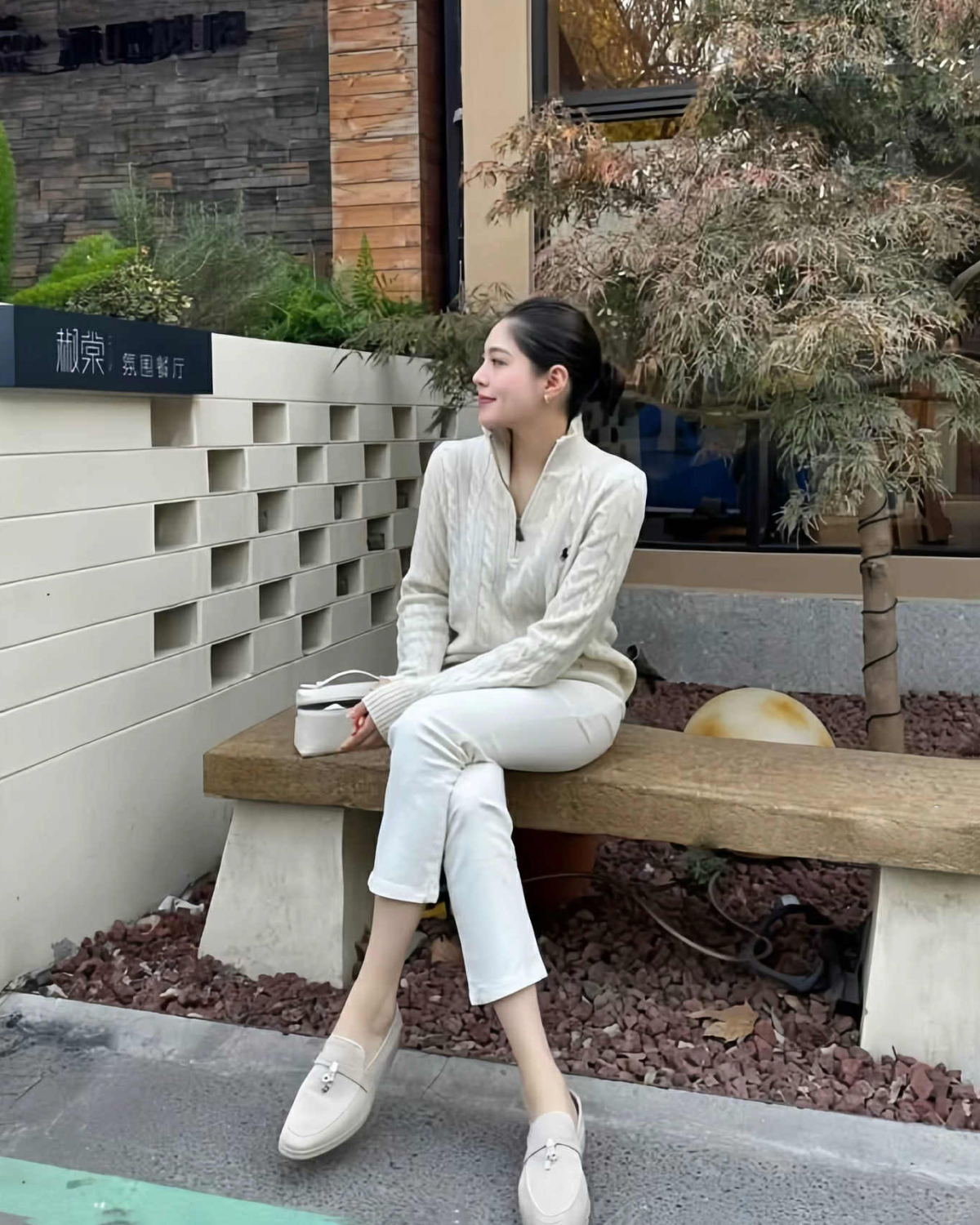 Thế chỗ những chiếc quần ống suông rộng dài chạm đất, quần 9 tấc (ngắn đến mắt cá chân) đang gây sốt nhờ sự thịnh hành phong cách quiet luxury và lối sống old money của giới thượng lưu, theo Who What Wear.