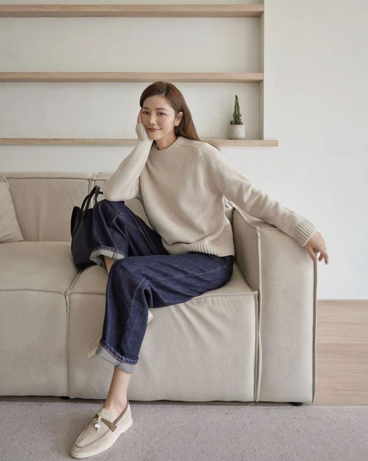 Điểm hấp dẫn của quần 9 tấc nằm ở độ dài vừa đủ. Khi dừng lại ở mắt cá chân, thiết kế này giúp tổng thể trang phục trở nên gọn gàng, thanh thoát, đồng thời tôn đôi giày - yếu tố luôn được giới old money chăm chút.