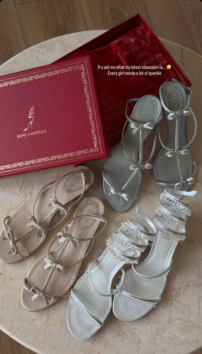 Lương Thùy Linh chuẩn bị giày đi tiệc cưới.