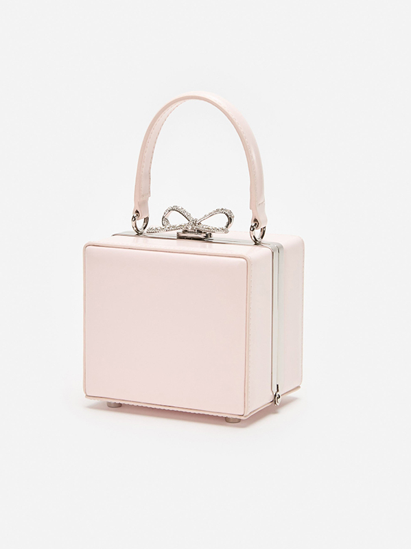 Hoa hậu còn xách chiếc túi Self Portrait tông hồng pastel xinh xắn.