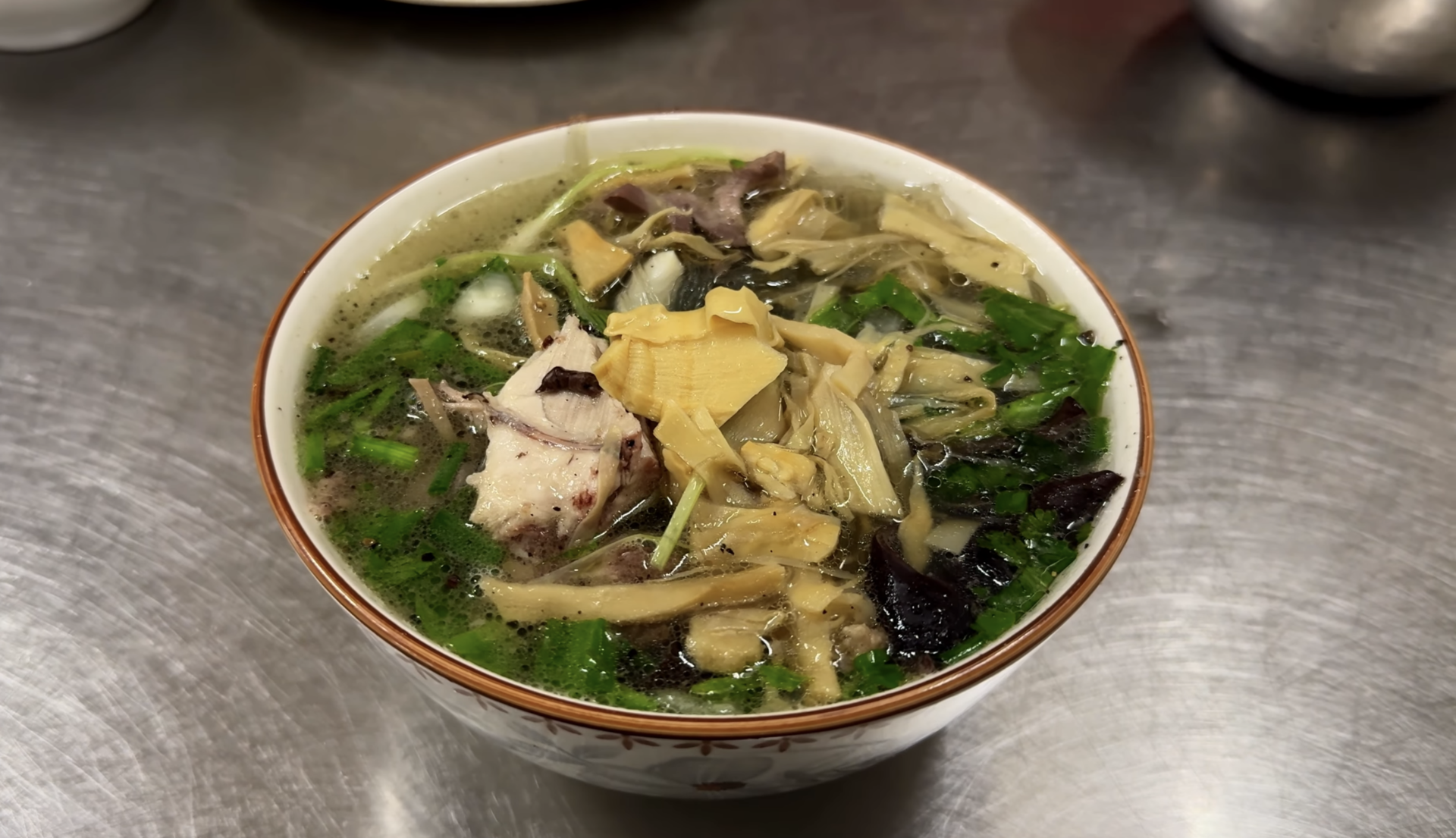 Bát miến vịt đầy đặn giá 20.000 đồng. Ảnh: Trần Việt Phương