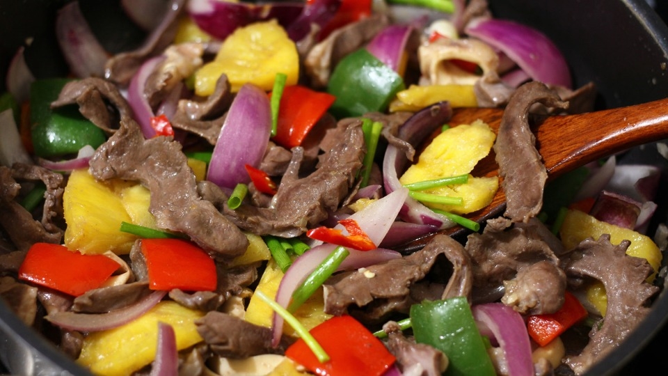 Tim heo xào chua ngọt là một món rất dễ ăn và có màu sắc đẹp mắt. Với món ăn này, bạn không nên thái tim heo theo chiều dọc vì khi xào sẽ bị dai. Bên cạnh đó, bạn nên ướp tim với hạt nêm và tiêu khoảng 15 phút trước khi xào để món ăn được đậm đà và tròn vị hơn. Khi ăn, bạn sẽ cảm nhận được sự dai dai, đậm vị của tim heo hòa quyện trong vị ngọt thanh của các loại rau củ quả.