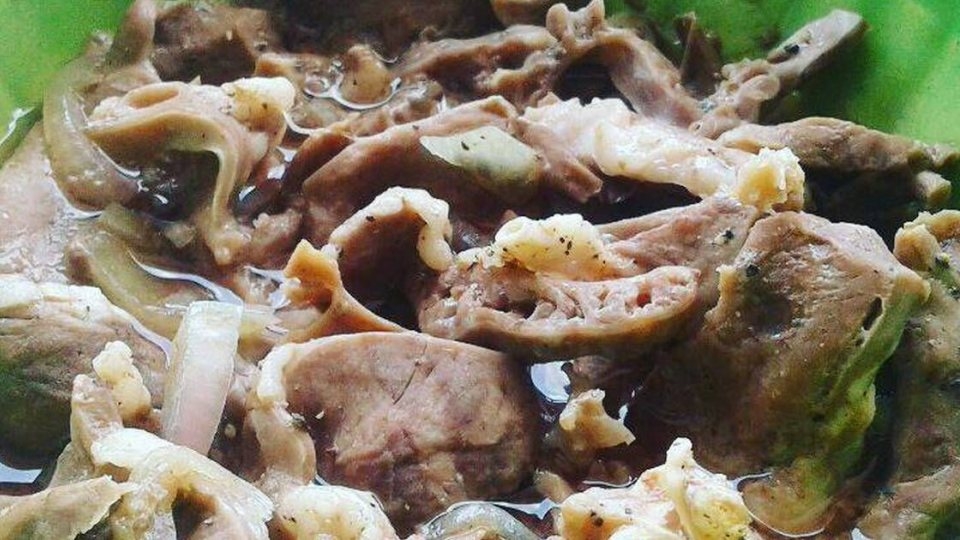 Nếu bạn đang cảm thấy ngán những món ăn xào nhiều dầu mỡ thì có thể tham khảo món tim heo hấp. Với cách chế biến này, tim heo sẽ giữ được sự tươi ngọt vốn có và không bị mất chất dinh dưỡng. Để giúp món ăn có thêm màu sắc và mùi vị, bạn có thể đem hấp chung với hành lá, hành tây, cần tây, ớt sừng,...