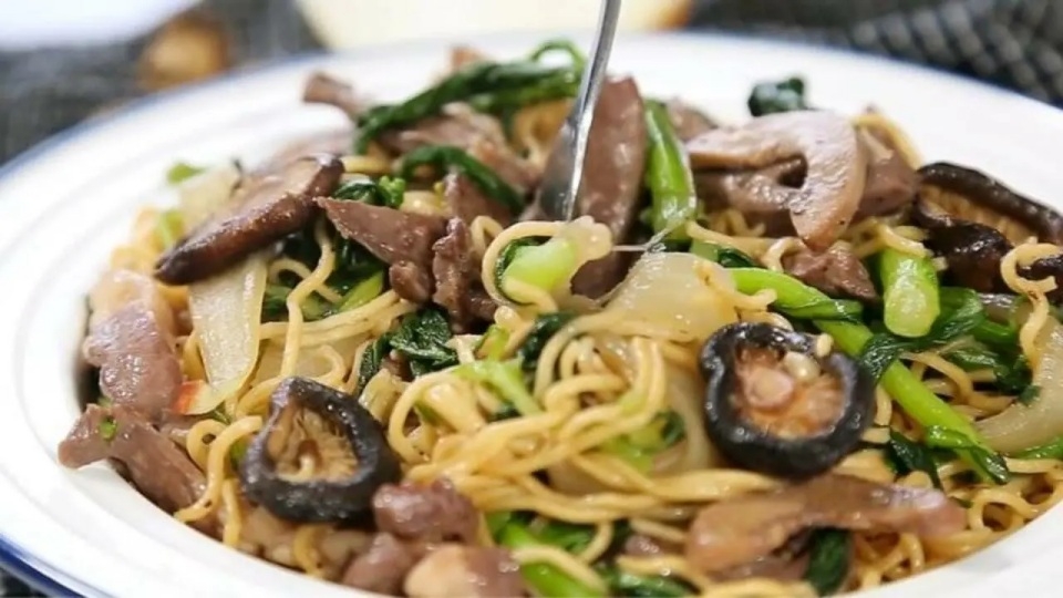 Một trong những món ăn làm từ tim heo bổ dưỡng, thơm ngon và có cách làm đơn giản, nhanh chóng mà bạn không nên bỏ qua là mì xào tim cật. Sợi mì dai dai, ngấm vị cùng với tim cật mềm dai, giòn giòn chắc chắn sẽ khiến bạn không thể dừng đũa.