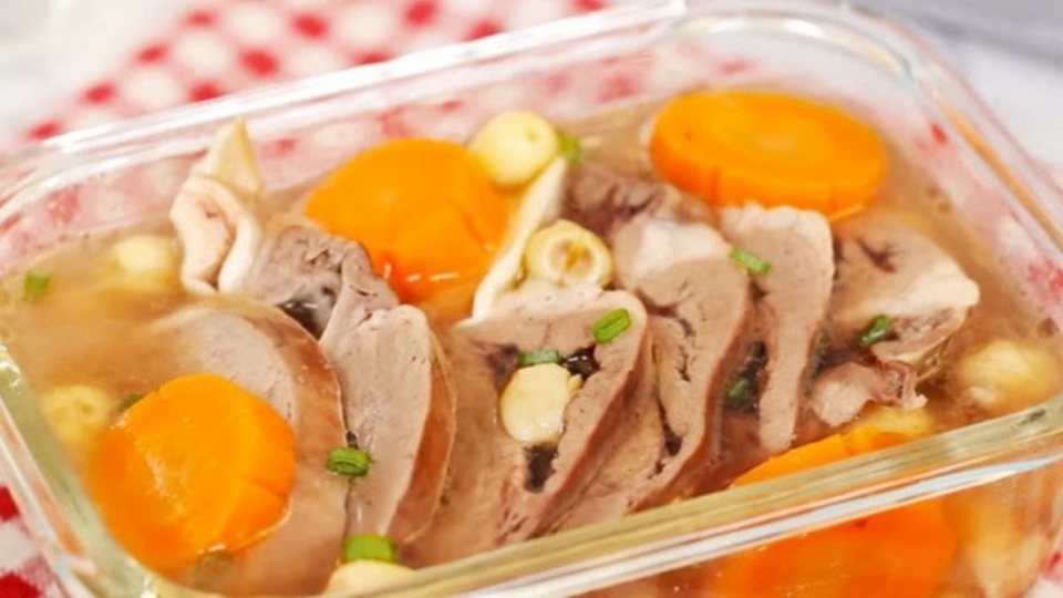 Tim heo hầm hạt sen có cách chế biến đơn giản, không cầu kỳ nhưng lại vô cùng thơm ngon và bổ dưỡng. Với món ăn này, bạn chỉ cần chuẩn bị các nguyên liệu dễ tìm như tim heo, hạt sen, cà rốt, hành băm, tiêu, nước mắm. Khi ăn, bạn sẽ cảm nhận được vị ngọt mềm của tim heo, vị ngọt bùi và beo béo của hạt sen cùng vị ngọt thanh của nước dùng.