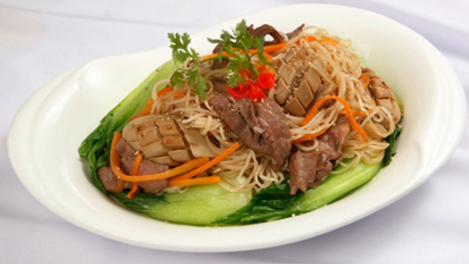 Hủ tiếu xào tim cật cũng là một trong những món ăn làm từ tim heo được rất nhiều người yêu thích. Những cọng hủ tiếu dai dai, đậm vị, vừa chín tới kết hợp với vị giòn ngọt của tim và cật heo, chắc chắn sẽ khiến các thành viên trong gia đình của bạn không thể cưỡng lại được.