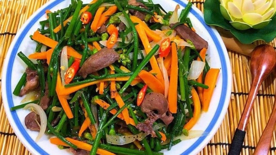 Tim heo kết hợp với bông hẹ sẽ tạo nên một món ăn vô cùng hấp dẫn và rất bắt cơm. Món ăn này có màu sắc đẹp mắt với sắc cam của cà rốt, gam xanh tươi mát của bông hẹ, màu trắng của hành tây cùng gam màu vừa độc đáo vừa quen thuộc của tim heo.