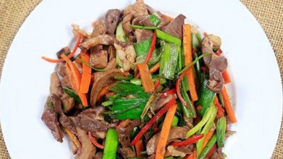 Tim heo xào cần tỏi là món khá phổ biến trong bữa cơm gia đình Việt. Đây là một món ăn đậm đà, rất bắt cơm và có hương thơm vô cùng hấp dẫn. Khi thưởng thức, bạn sẽ cảm nhận được vị ngọt và đậm đà mà vẫn giữ được sự dai giòn của tim heo, đan xen vào đó là mùi cần tây đặc trưng, vị ngọt của cà rốt và chút cay của ớt sừng tạo nên hương vị thơm ngon không thể nào cưỡng lại.