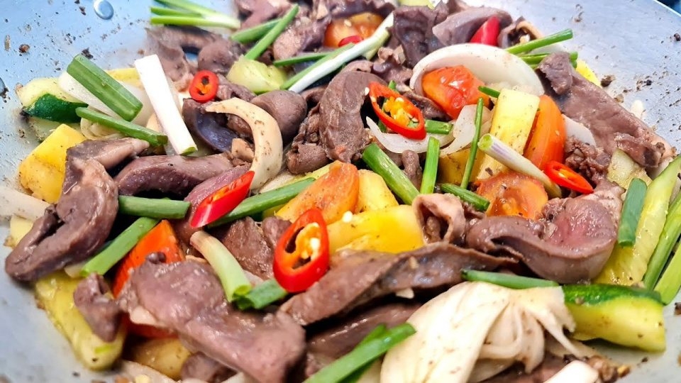 Tim heo xào rau củ thập cẩm có màu sắc bắt mắt, đầy đủ dưỡng chất cùng cách chế biến đơn giản. Nguyên liệu dùng để làm món ăn này rất dễ kiếm như tim heo, bông cải xanh, cà rốt, đậu hà lan,... Để món ăn được đậm đà hơn, bạn nên ướp tim heo với gia vị khoảng 15 - 20 phút trước khi xào.