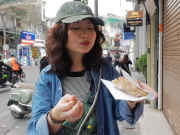 Lifestyle - Món "lạ" ở Hà Nội khiến khách nước ngoài háo hức mua, giá 10.000 đồng/chiếc