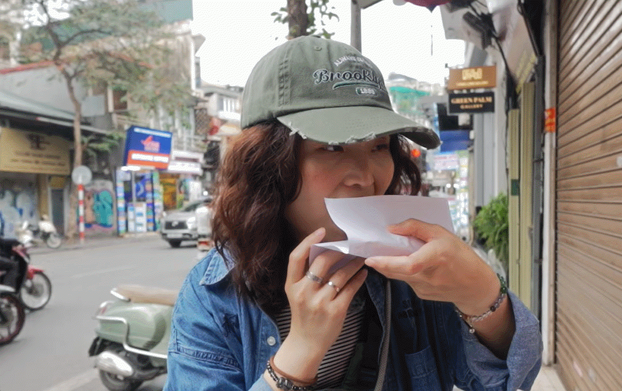 Vị khách người Đài Loan nếm thử bánh đa kê, khen ngon và rẻ