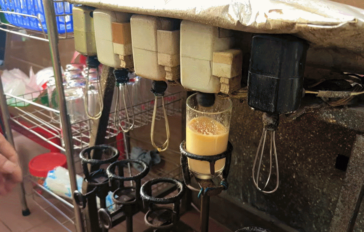 Chiếc máy đánh kem trứng tự chế của chủ quán. Ảnh: Trần Việt Phương