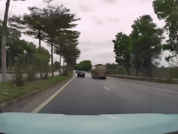 Clip: Xe bồn đang chạy bất ngờ rơi hai bánh