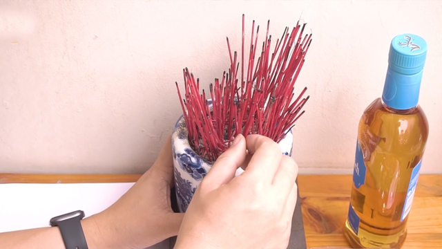 Theo phong thủy, nếu để bát hương quá đầy với nhiều chân hương tầng tầng lớp lớp thì có thể sẽ gây nhiều bất lợi cho gia chủ.