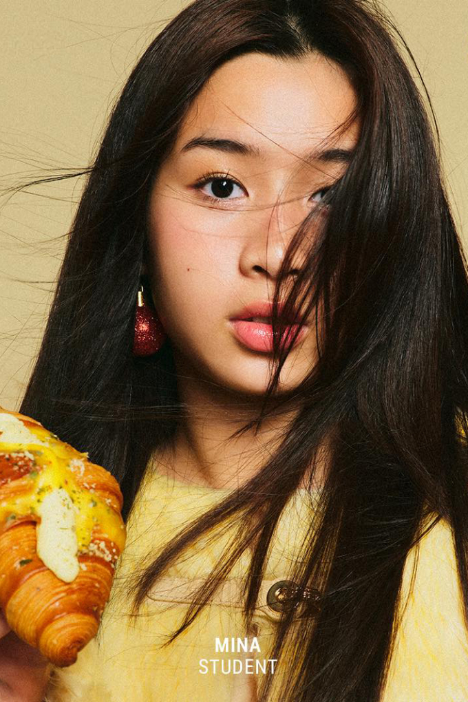 Mina khi làm mẫu cho một bộ ảnh quảng cáo.