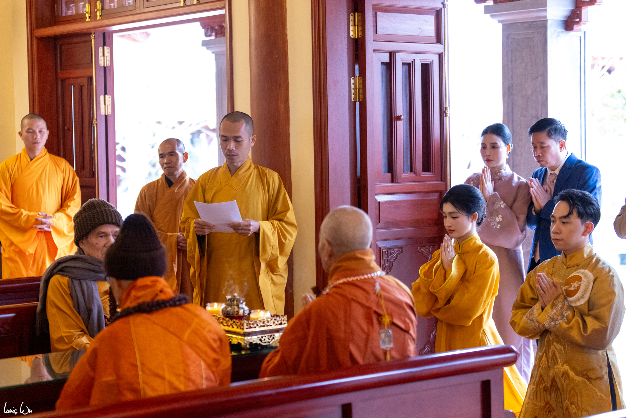 Phương Nhi - Minh Hoàng khi lắng nghe đạo lý nhà Phật trong lễ hằng thuận.