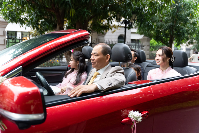 Tỷ phú Phạm Nhật Vượng lái xe đưa người nhà rời đi sau lễ vu quy của Phương Nhi - Minh Hoàng.