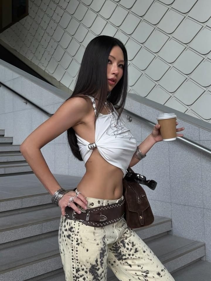 Crop top siêu ngắn cũng nằm trong nhóm lỗi thời năm nay, nhường ngôi cho áo thun, áo ba lỗ có độ dài tới eo.