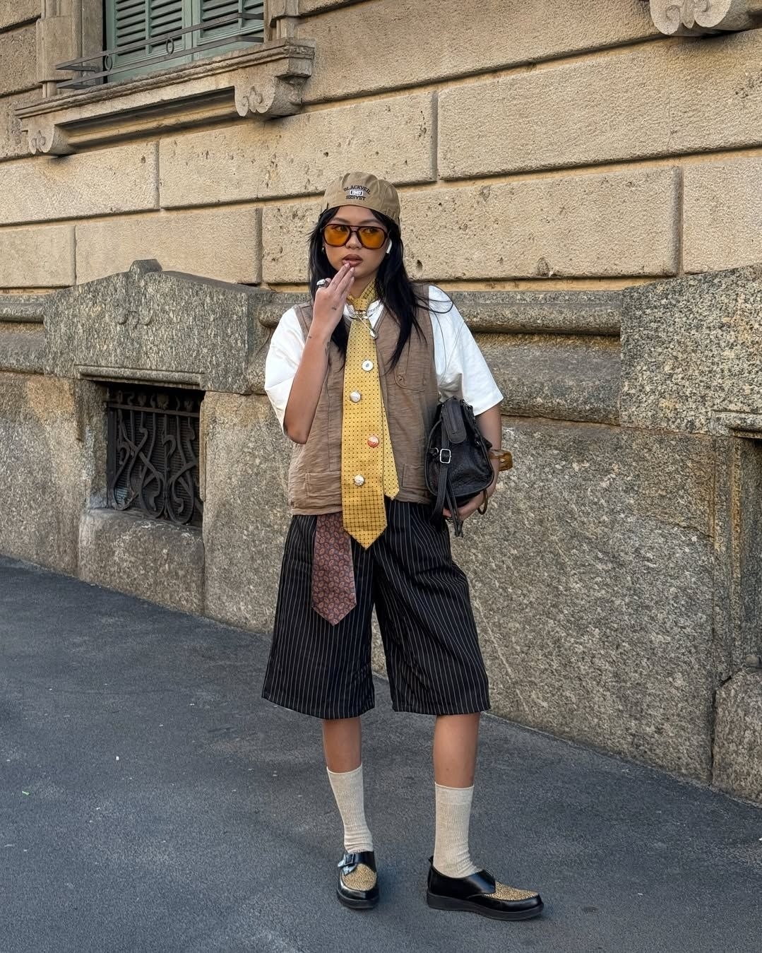 Grandpacore (phong cách ông nội) không còn sức hấp dẫn đối với giới yêu thời trang. Nhiều người cho rằng ăn mặc giống người già khiến diện mạo trông cũ kỹ, lạc hậu. Thay vào đó, phong cách indie phóng khoáng đang được lăng xê mạnh.