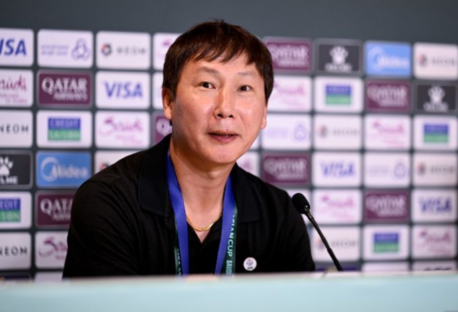 HLV Kim Sang Sik đã bày tỏ niềm tự hào về tinh thần thi đấu kiên cường của các học trò. Ảnh AFC