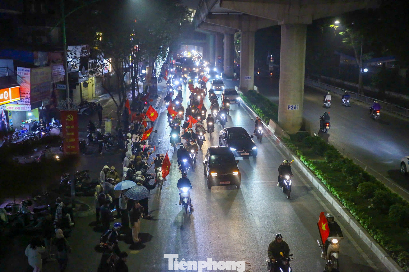 Sau chiến thắng nghẹt thở của U23 Việt Nam trước U23 Hàn Quốc, ghi nhận của PV Tiền Phong, dù đã gần 2 giờ sáng, hàng ngàn người hâm mộ tại Thủ đô vẫn đổ ra đường, hòa chung niềm vui và không khí ăn mừng cuồng nhiệt.