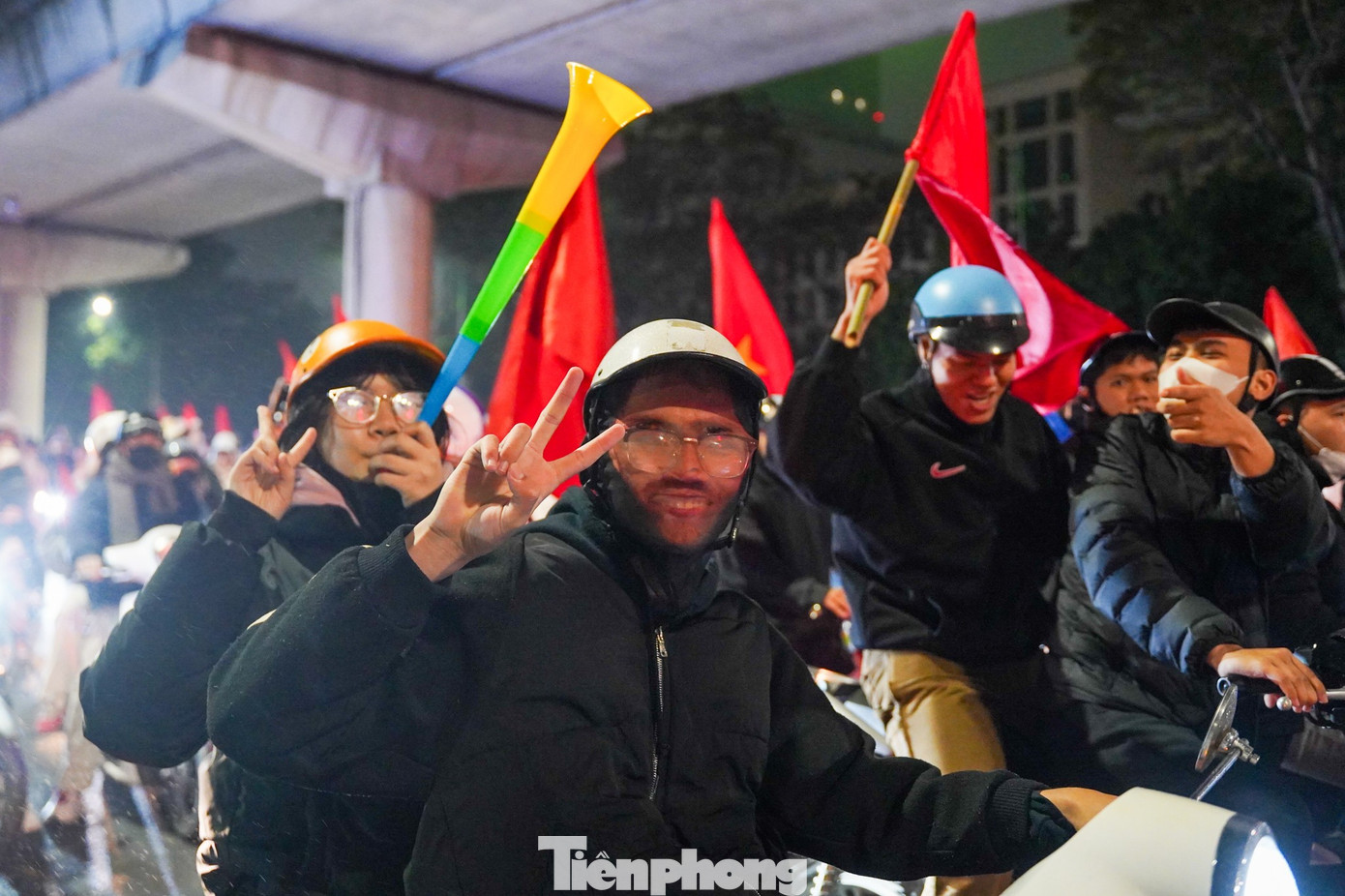 Người hâm mộ Hà Nội xuyên đêm amp;#34;đi bãoamp;#34; mừng U23 Việt Nam giành HCĐ châu Á - 2