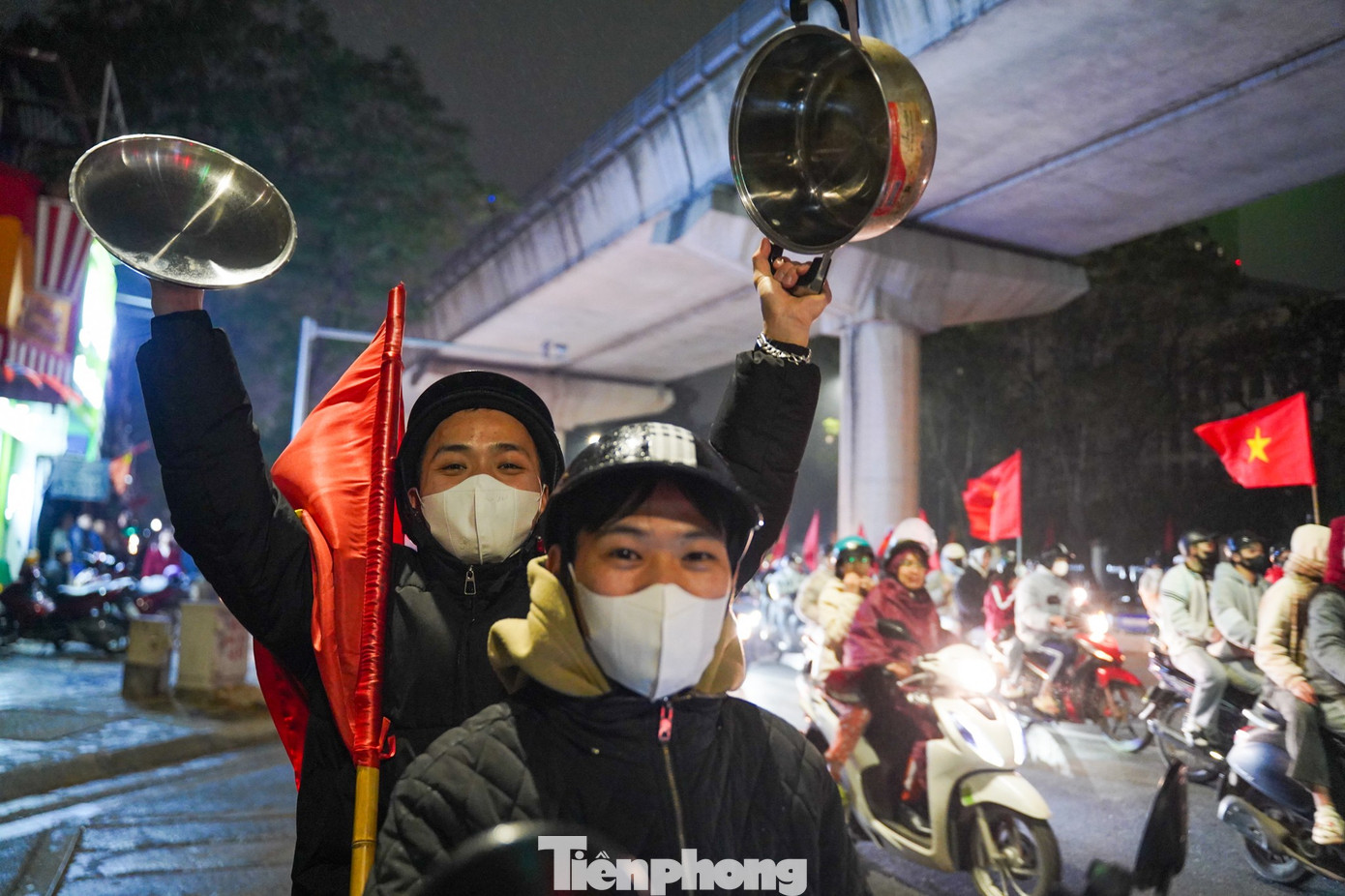 Người hâm mộ Hà Nội xuyên đêm amp;#34;đi bãoamp;#34; mừng U23 Việt Nam giành HCĐ châu Á - 3