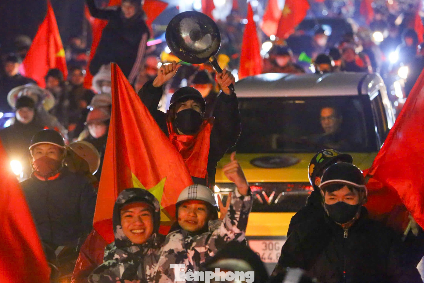 Trên các tuyến đường, người hâm mộ mang theo cờ, kèn, xoong nồi… rộn ràng xuống đường “đi bão”, tạo nên không khí ăn mừng sôi động suốt đêm.