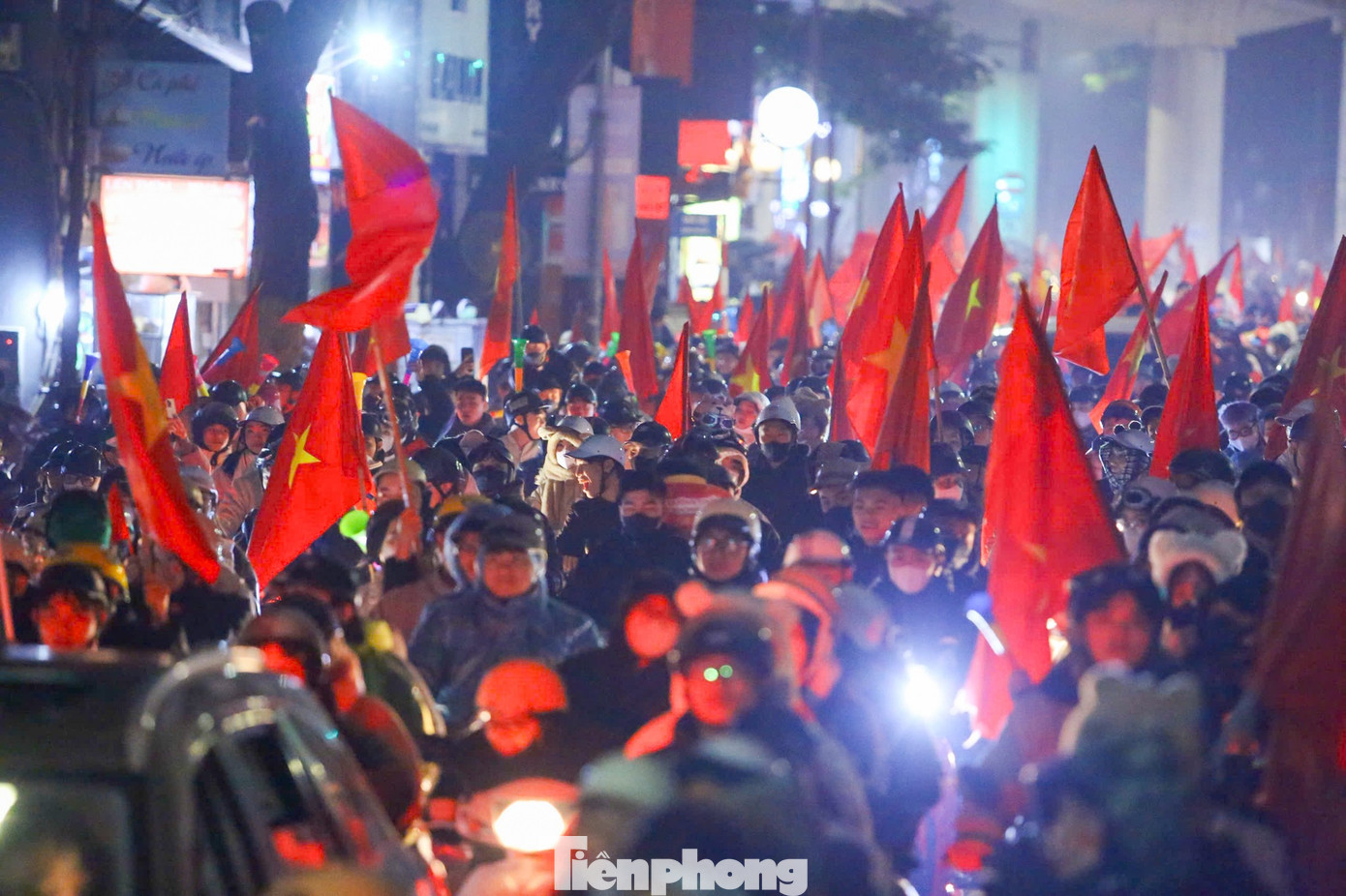 Trên đường Cầu Giấy, vào thời điểm 2 giờ 30 sáng, cờ đỏ sao vàng rợp kín các tuyến phố, tạo nên khung cảnh ăn mừng đầy sôi động giữa đêm khuya.