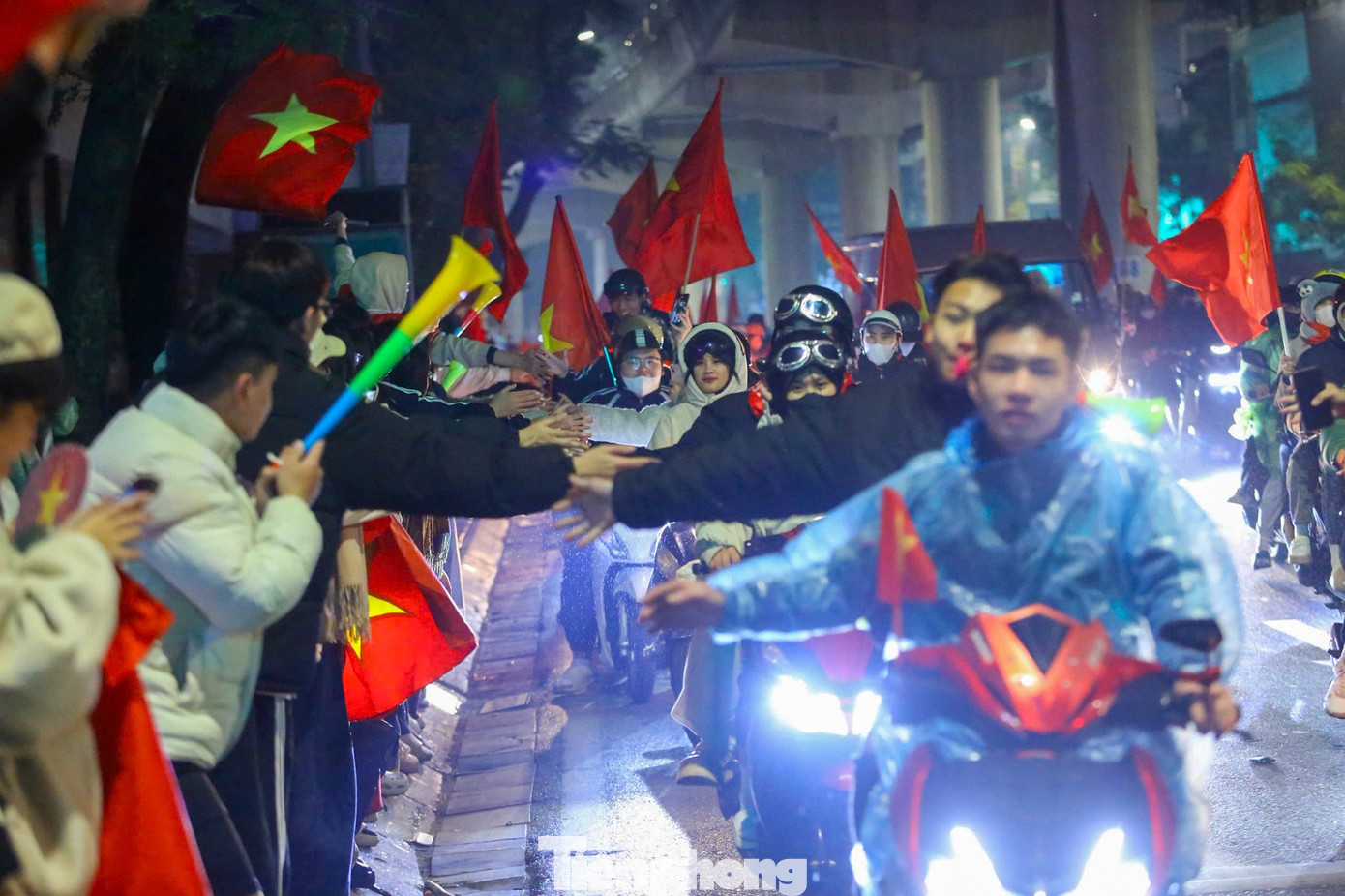 Người hâm mộ Hà Nội xuyên đêm amp;#34;đi bãoamp;#34; mừng U23 Việt Nam giành HCĐ châu Á - 7