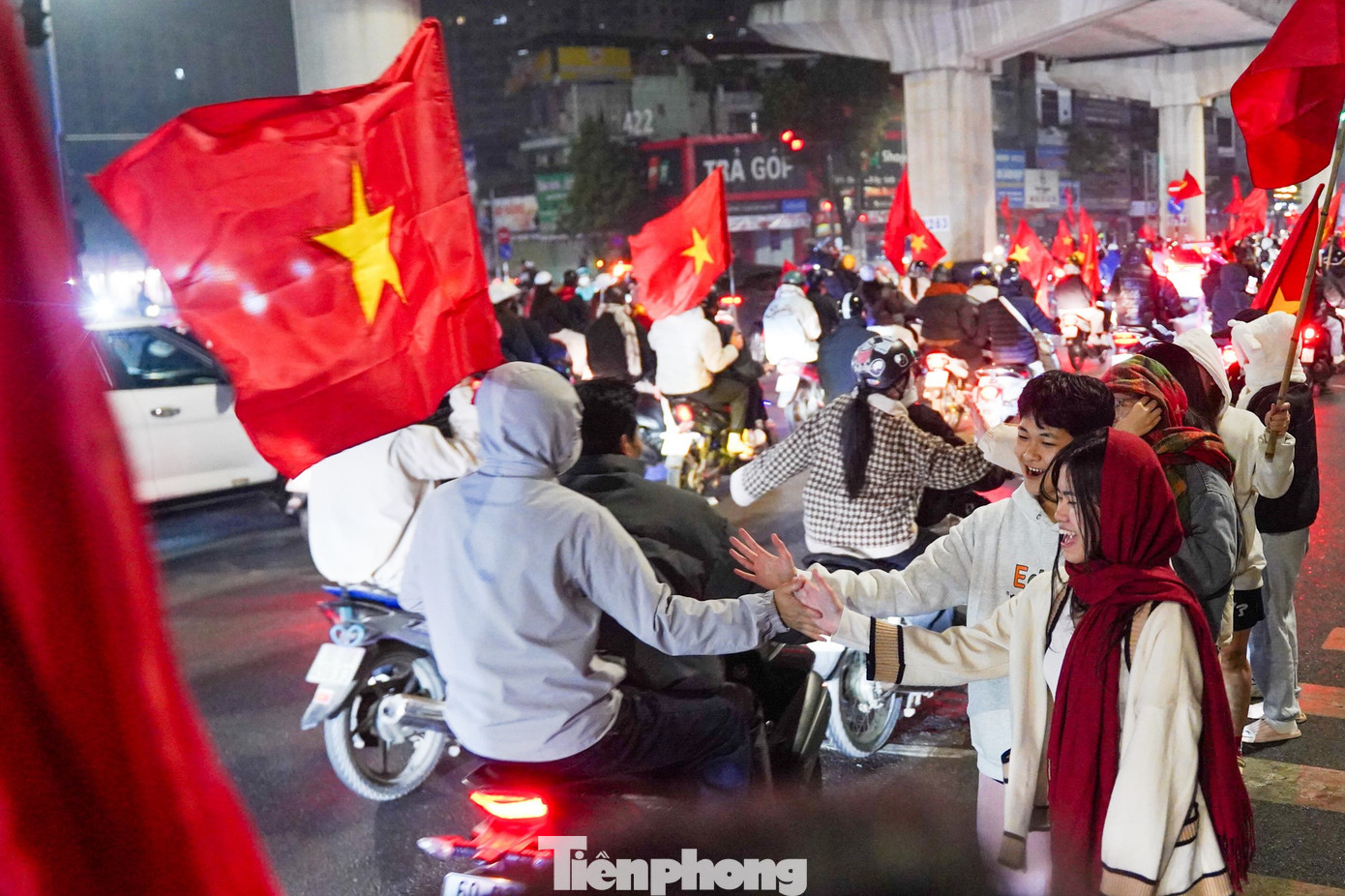 Người hâm mộ hào hứng đập tay, reo hò và chia sẻ niềm vui chiến thắng cùng nhau.