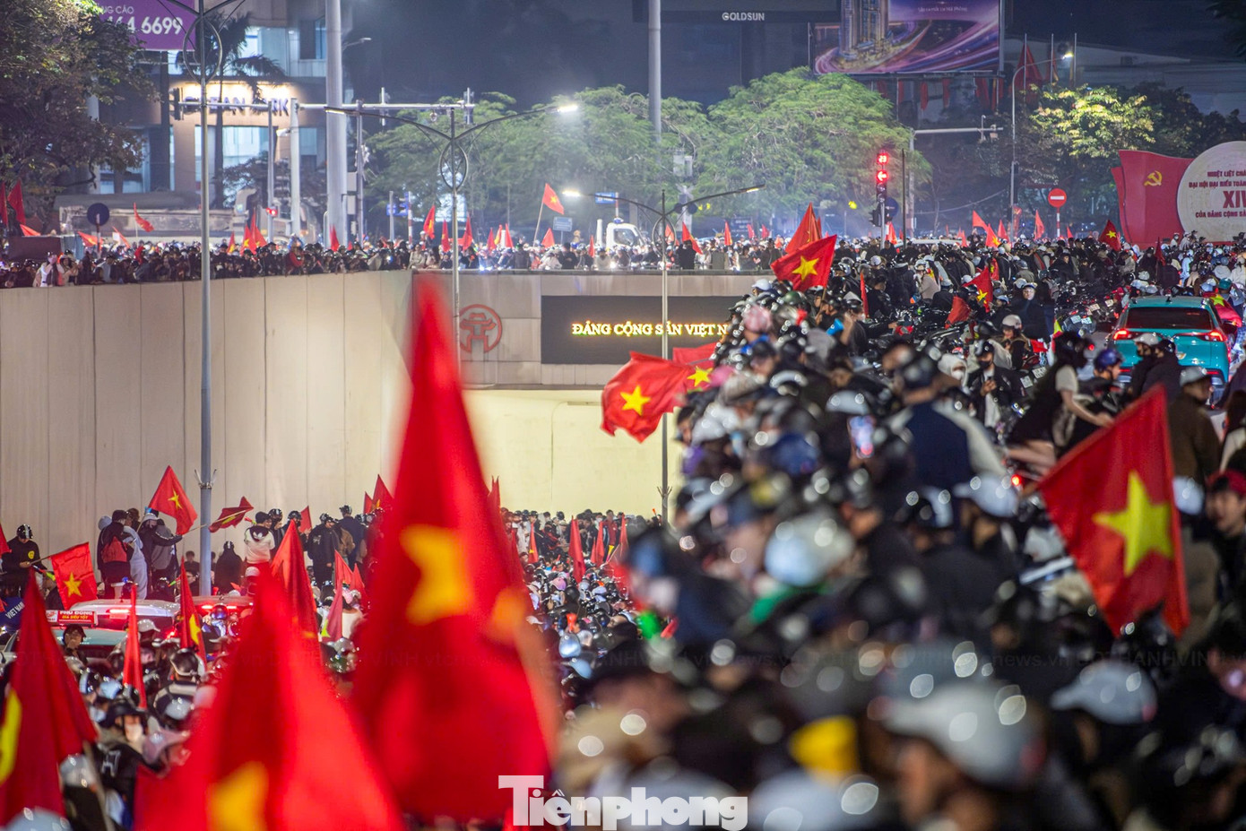 Khu vực hầm Kim Liên chật kín người hâm mộ đổ về, tạo nên cảnh tượng đông nghẹt trong không khí ăn mừng cuồng nhiệt.